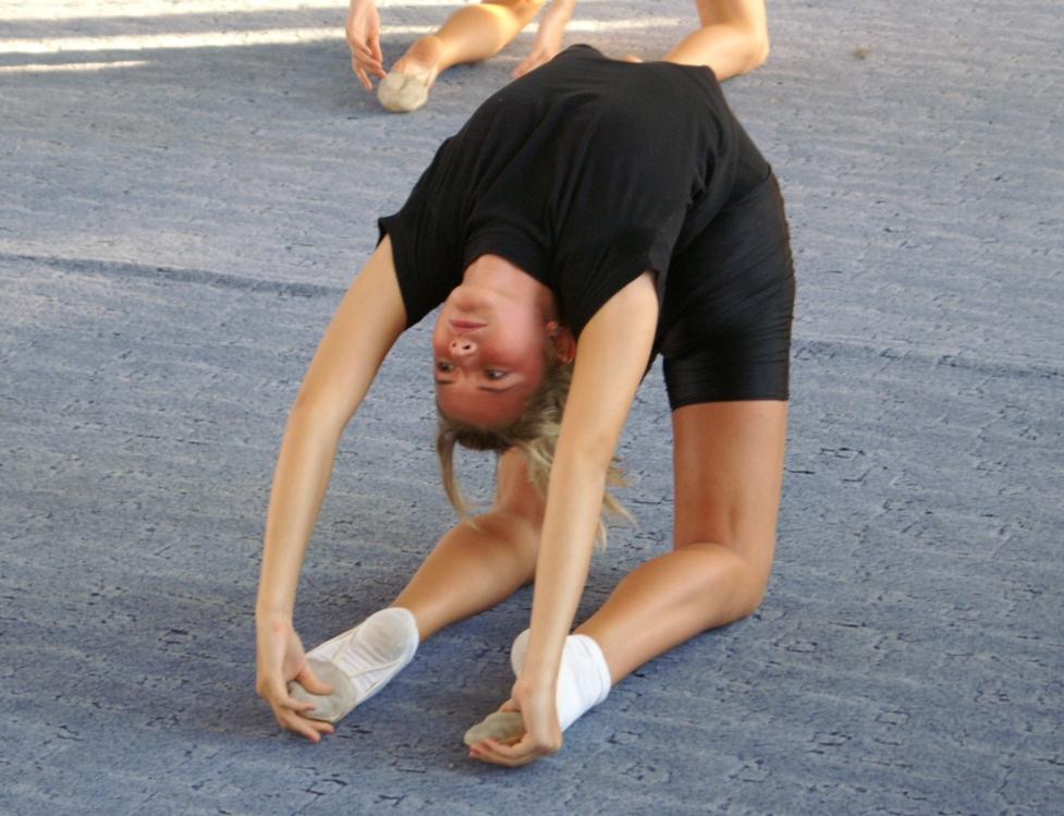 Пялит стройную гимнастку во время упражнений